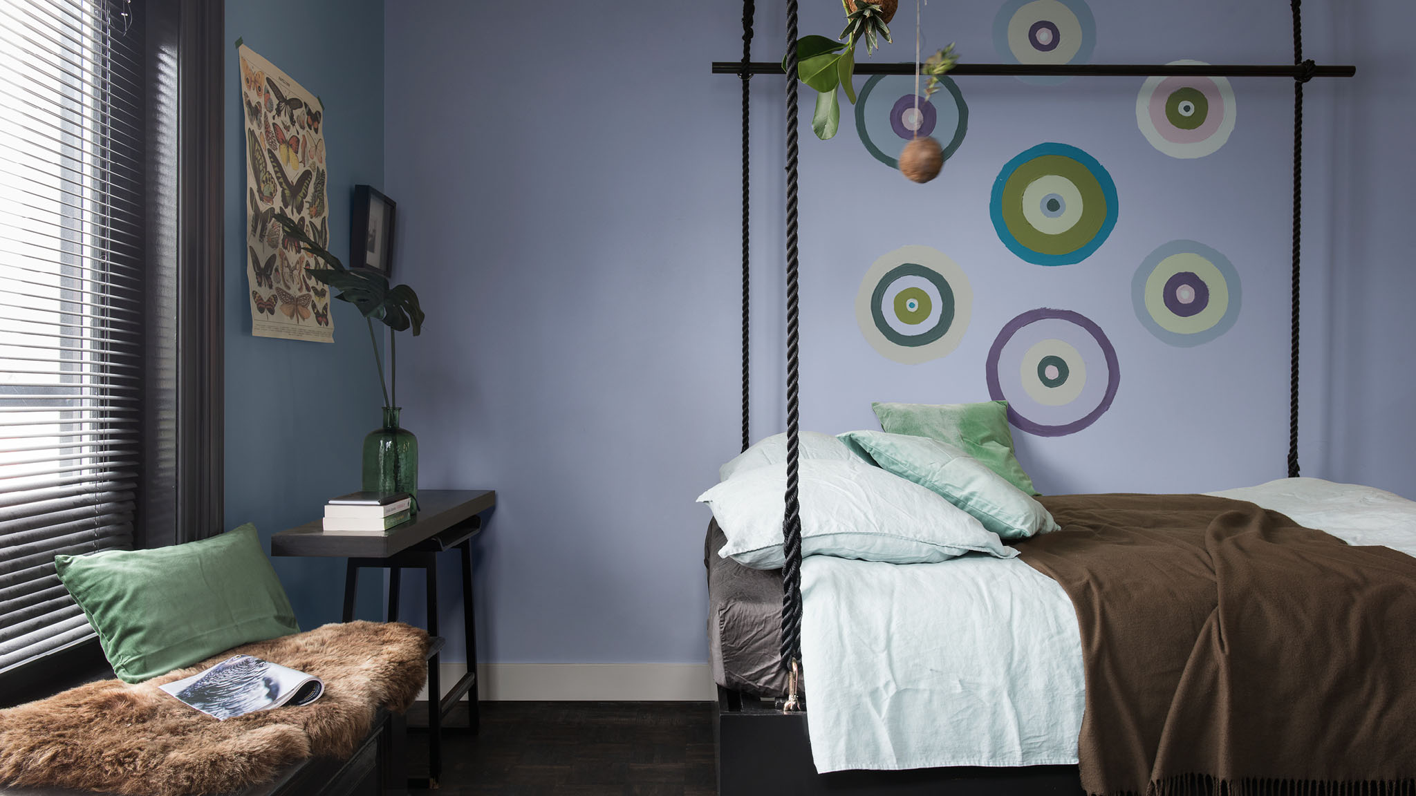 05.4 Besondere Hauptwand in einem Teenager-Schlafzimmer Streichen Sie die Schlafzimmerwand Ihres Teenagers mit kreativen Formen.