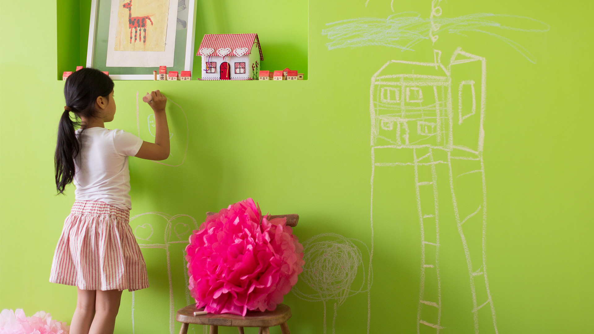 Mit Dulux Glanz und Schutz lassen sich Kinder-Kritzeleien ganz leicht von der Wand wischen Mit Dulux Glanz und Schutz lassen sich Kinder-Kritzeleien ganz leicht von der Wand wischen