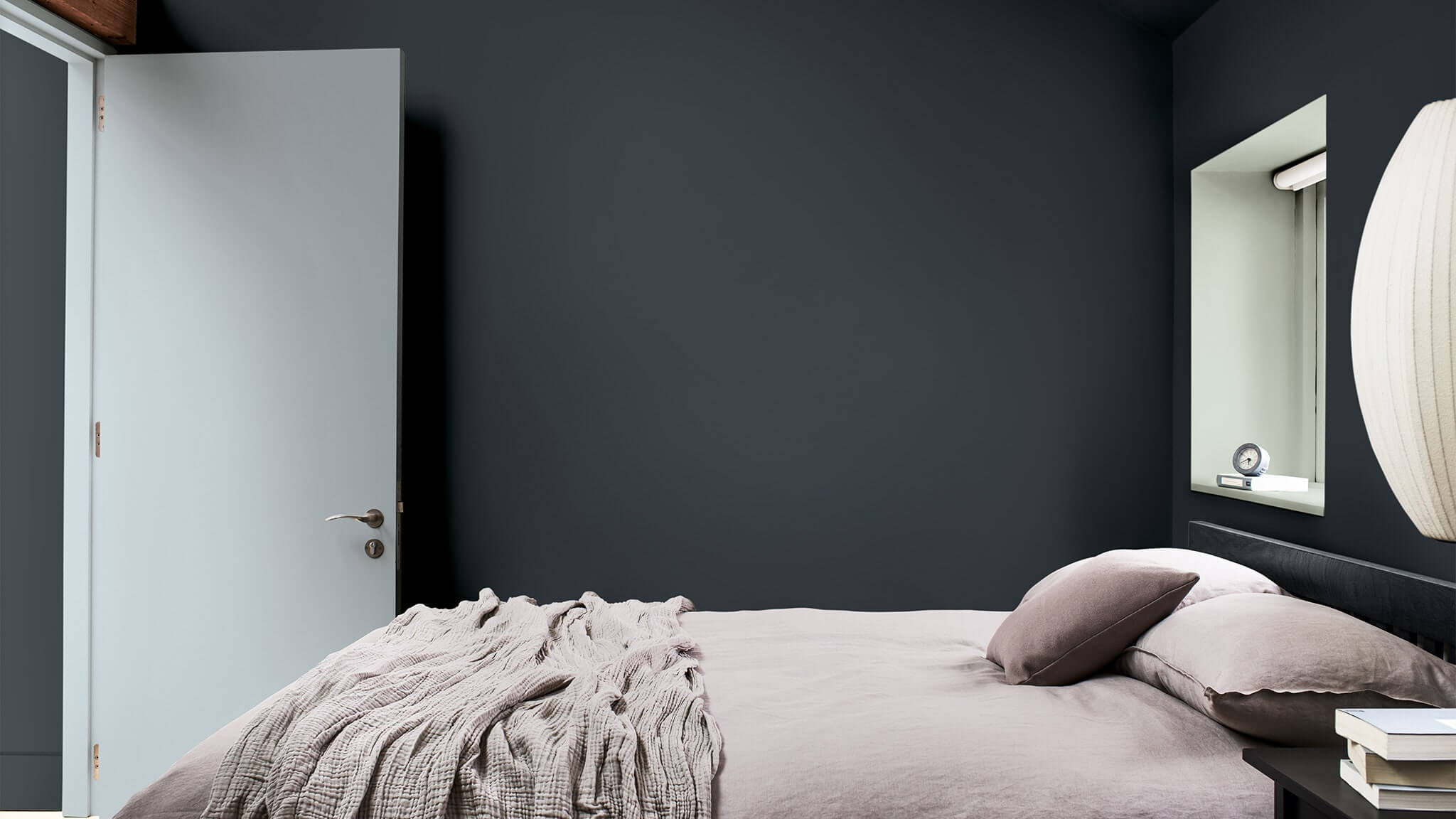 Ein Schlafzimmer mit schlichtem Luxus in Komplementärfarben cf20_complementary_colors_bedroom