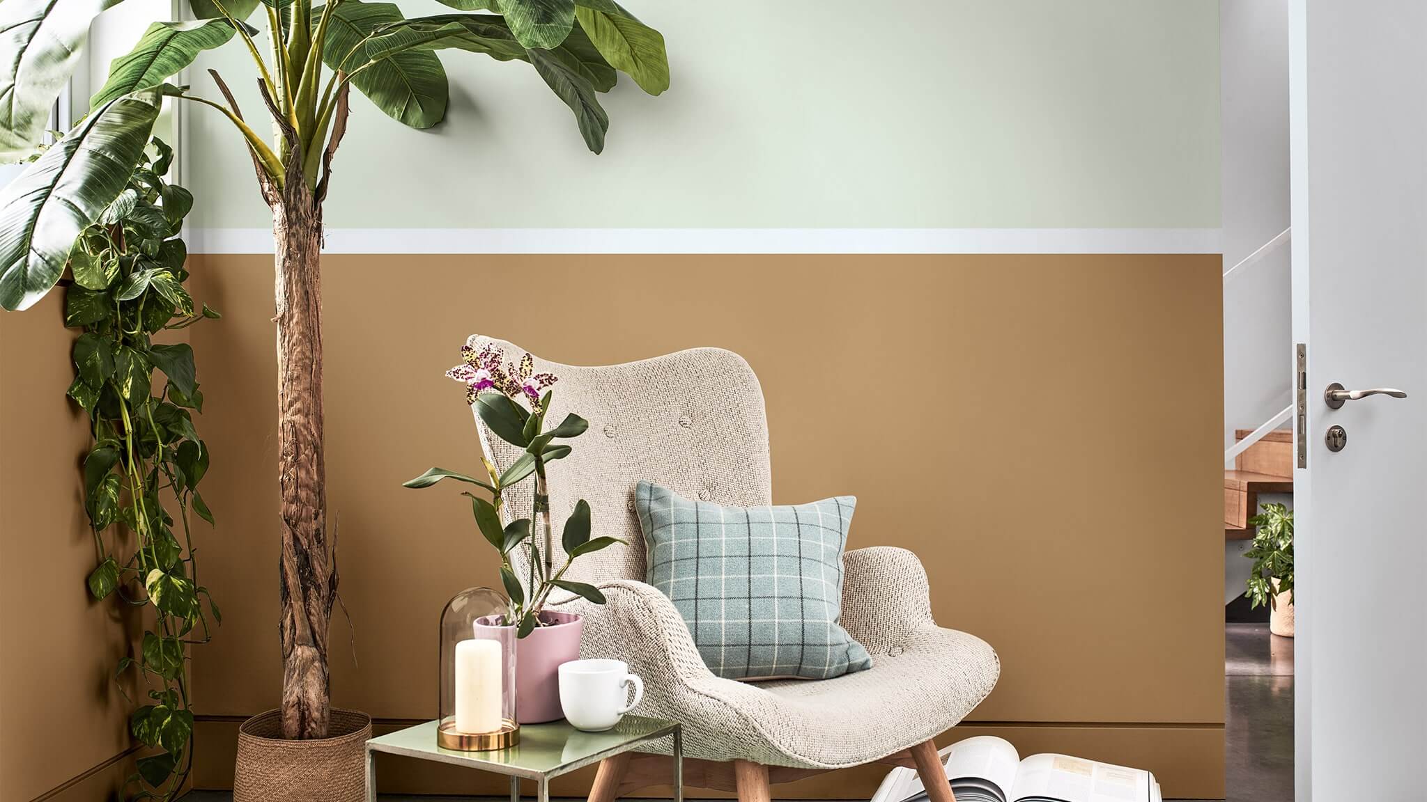 Beruhigendes Wohnzimmer mit einer zweifarbigen Wand in Ocker und Blassgrün cf20_two-tone_room_3
